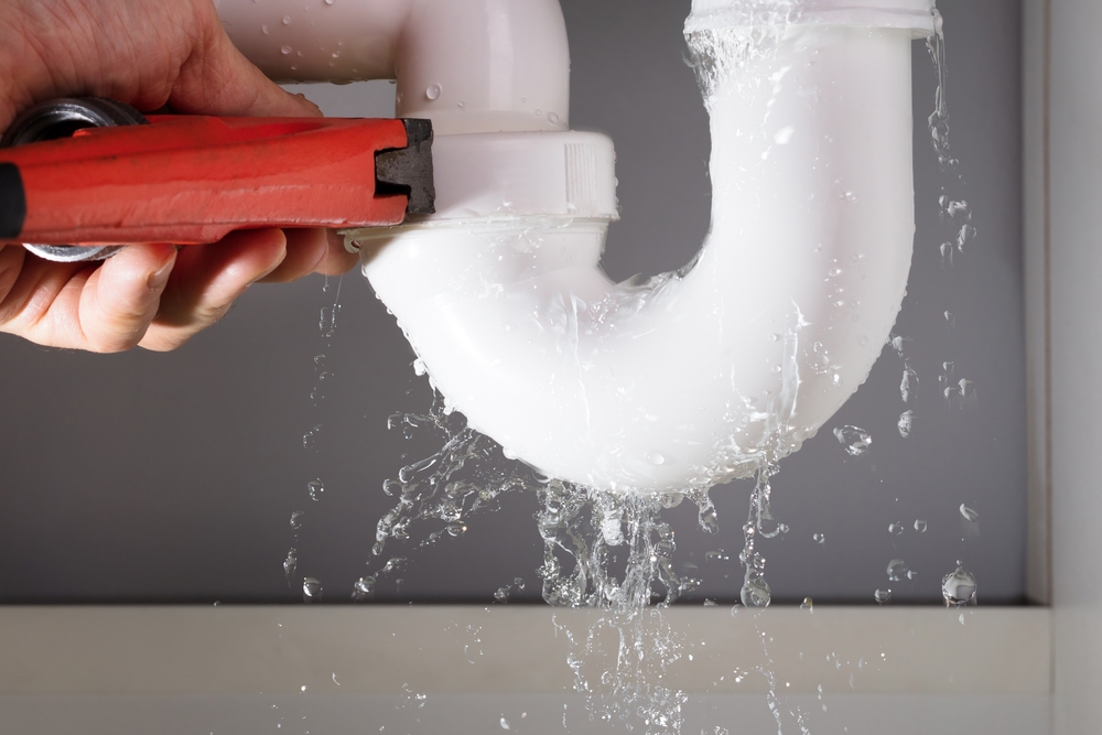 Close-up,Of,Male,Plumber,Fixing,White,Sink,Pipe,With,Adjustable